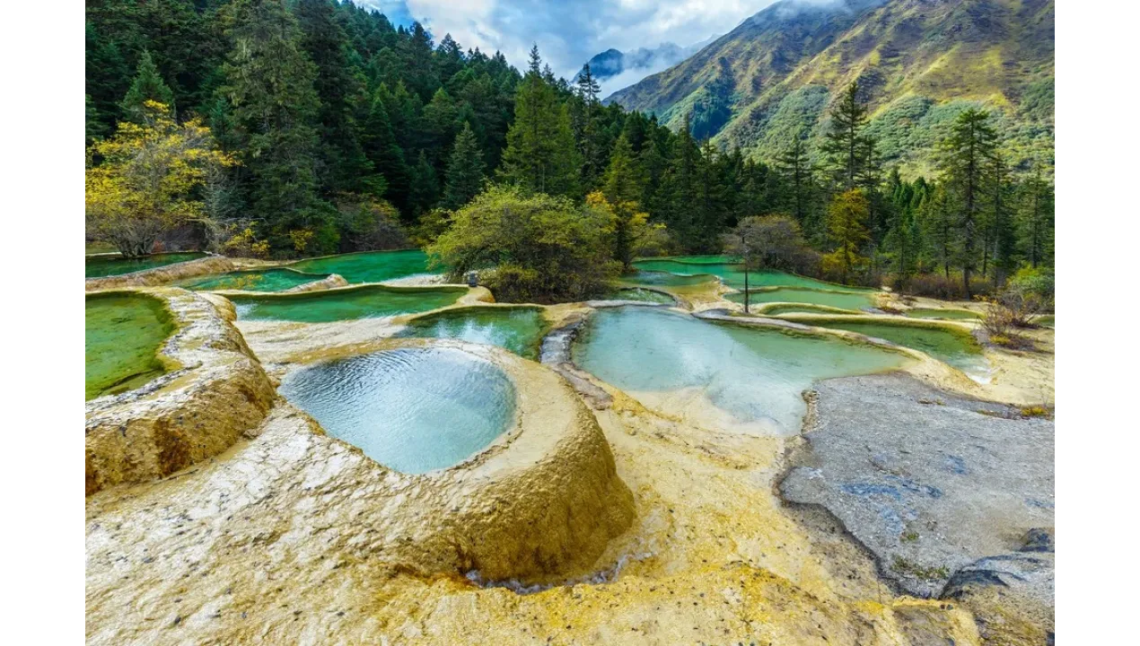 ข้อมูลเที่ยวจีน : เที่ยวทะเลสาบ 5 สี จิ่วไจ้โกว (Jiuzhaigou)