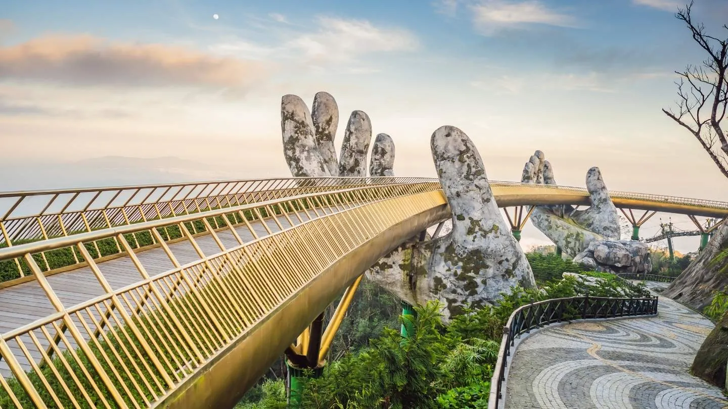 สะพานมือยักษ์ (Golden Bridge)