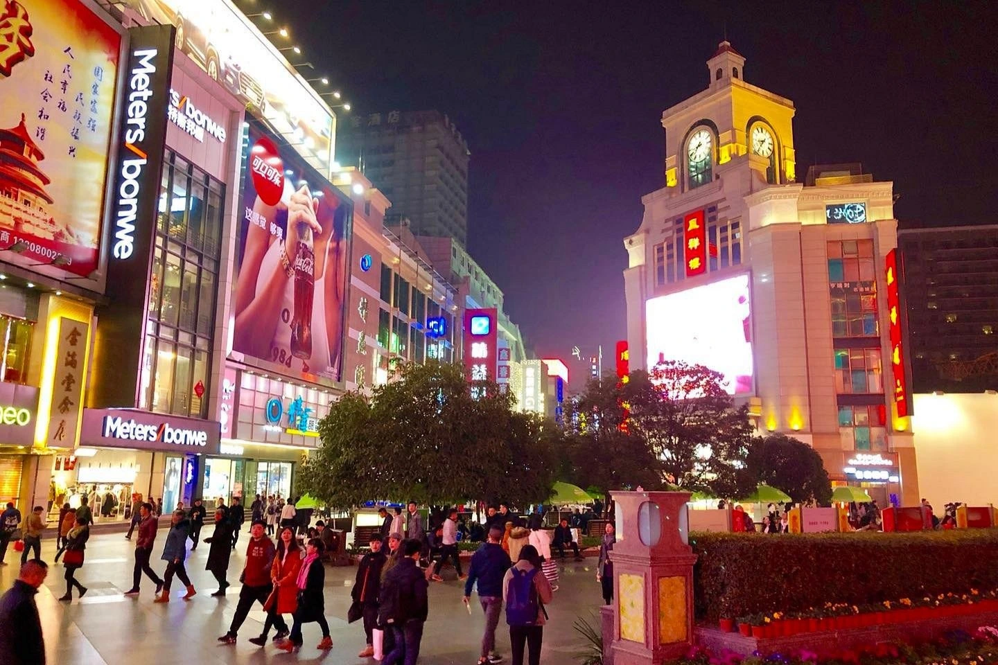 ถนนคนเดินชุนซีลู่ (Chunxi Road)