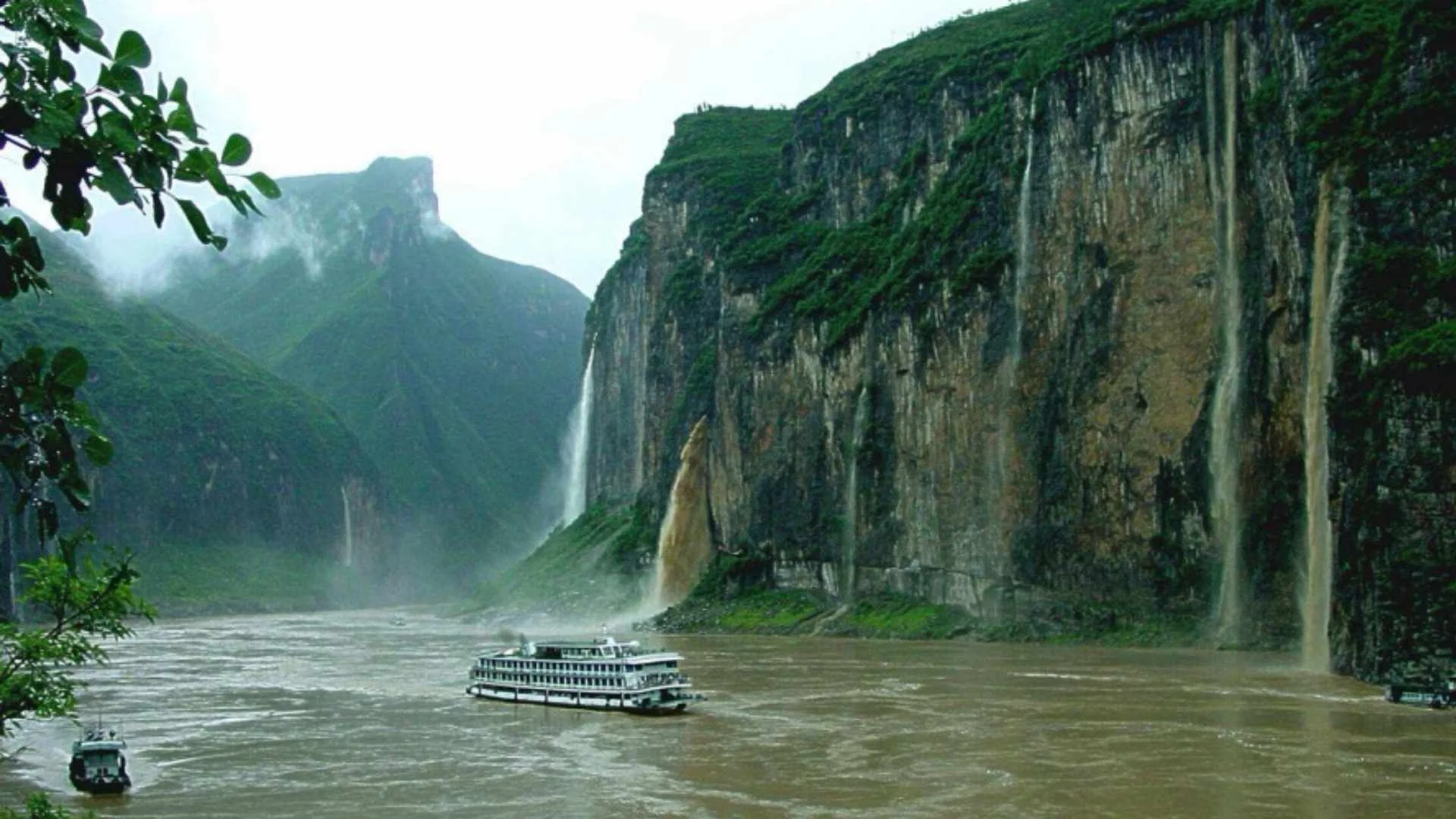 ล่องเรือชมสามผา