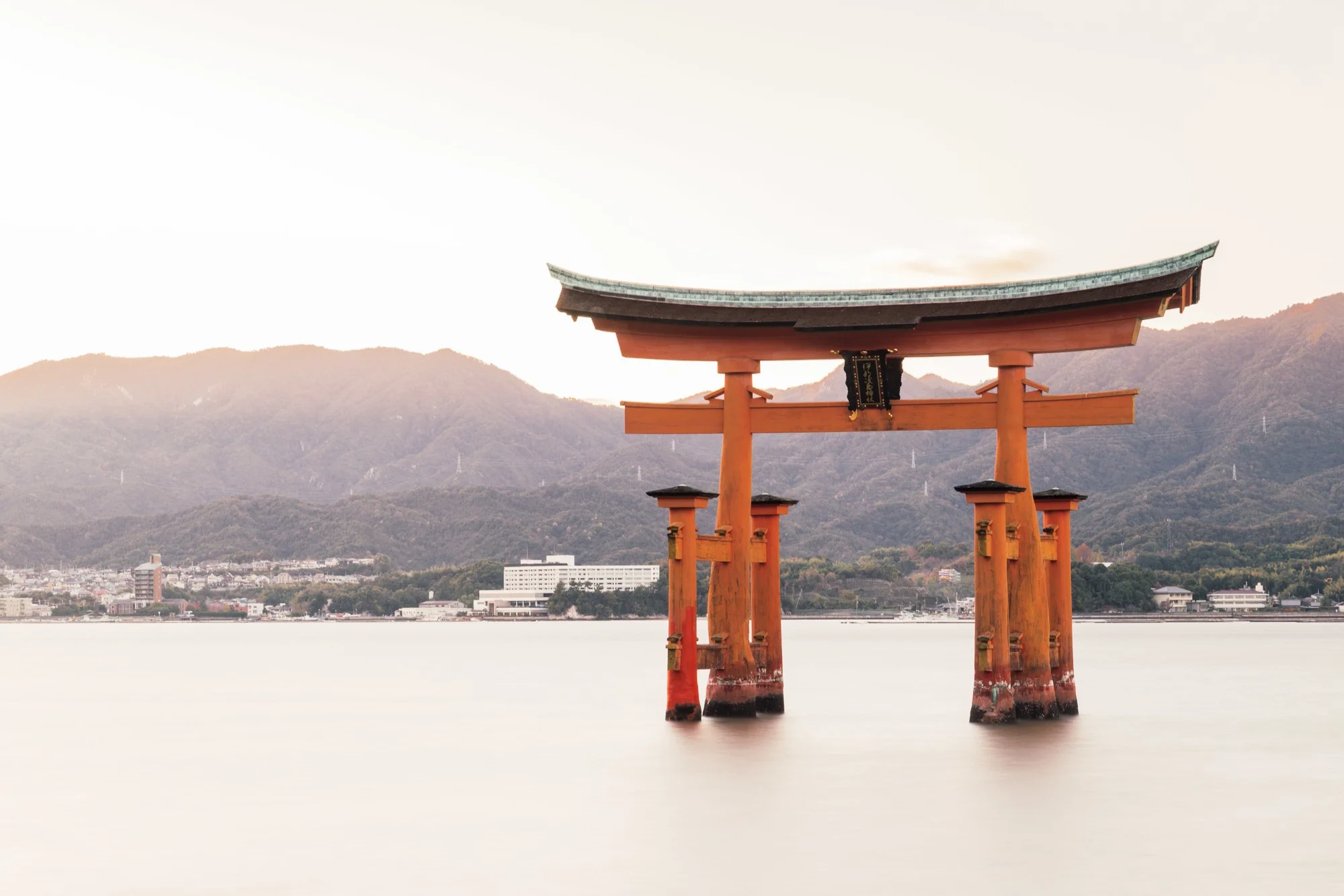 ศาลเจ้าอิซึคุชิมะ (Itsukushima Shrine) — เกาะมิยาจิมะ