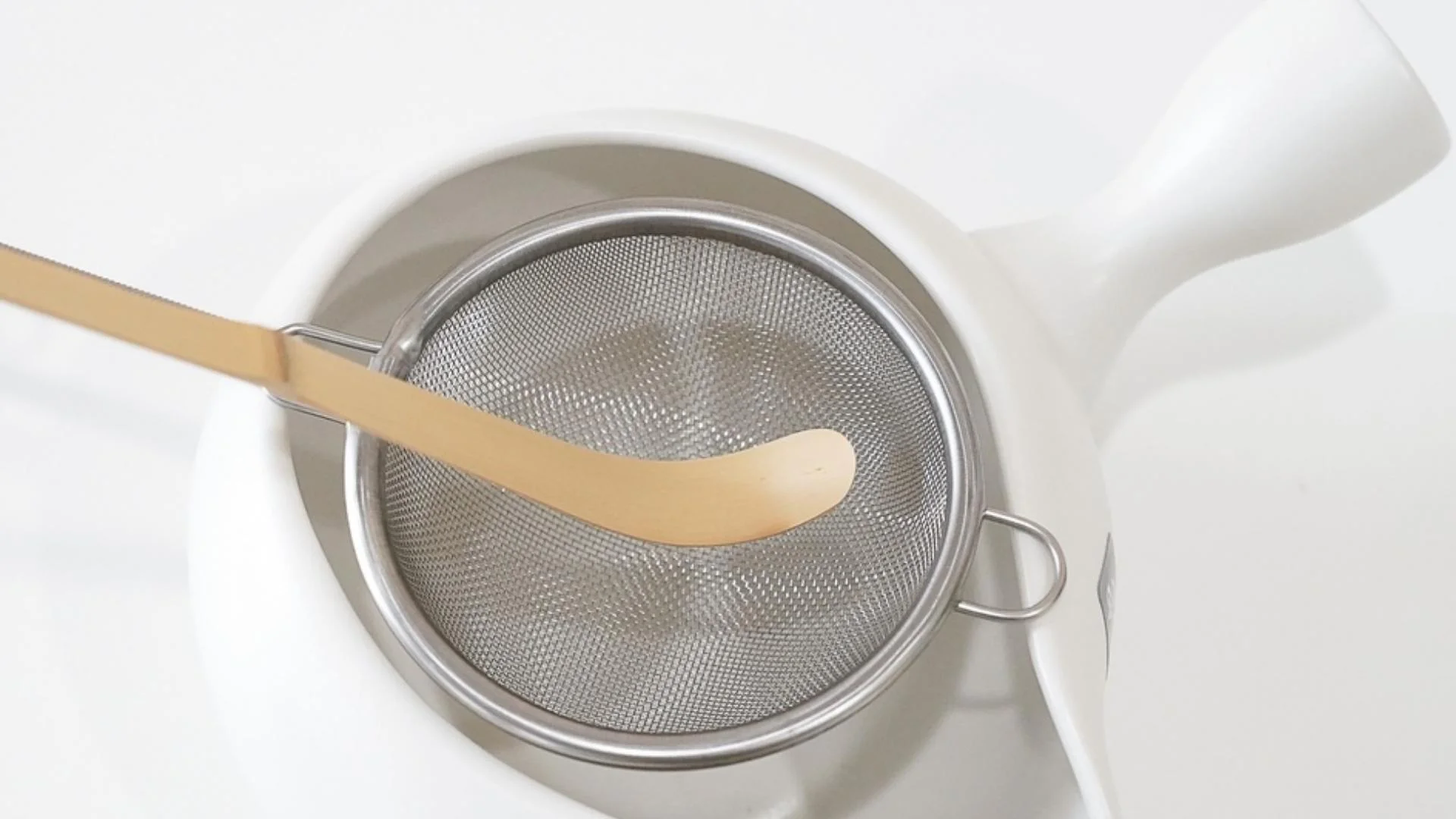 ฟุรุอิ (Furui): ตะแกรงร่อนผงมัทฉะ เพื่อป้องกันการจับตัวเป็นก้อน