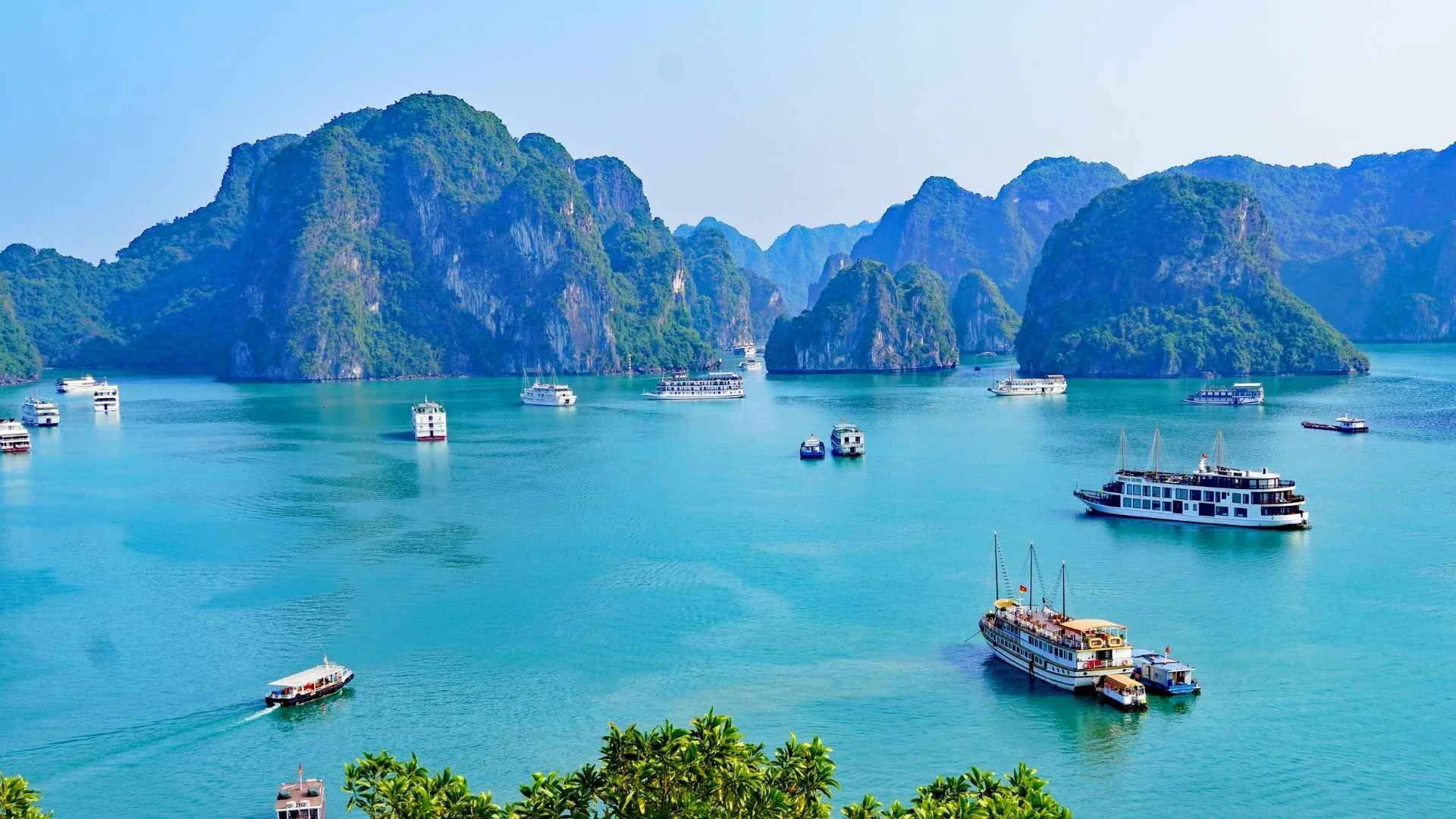 อ่าวฮาลอง (Ha Long Bay): มรดกโลกที่ขึ้นชื่อเรื่องเกาะหินปูนและทะเลหมอก